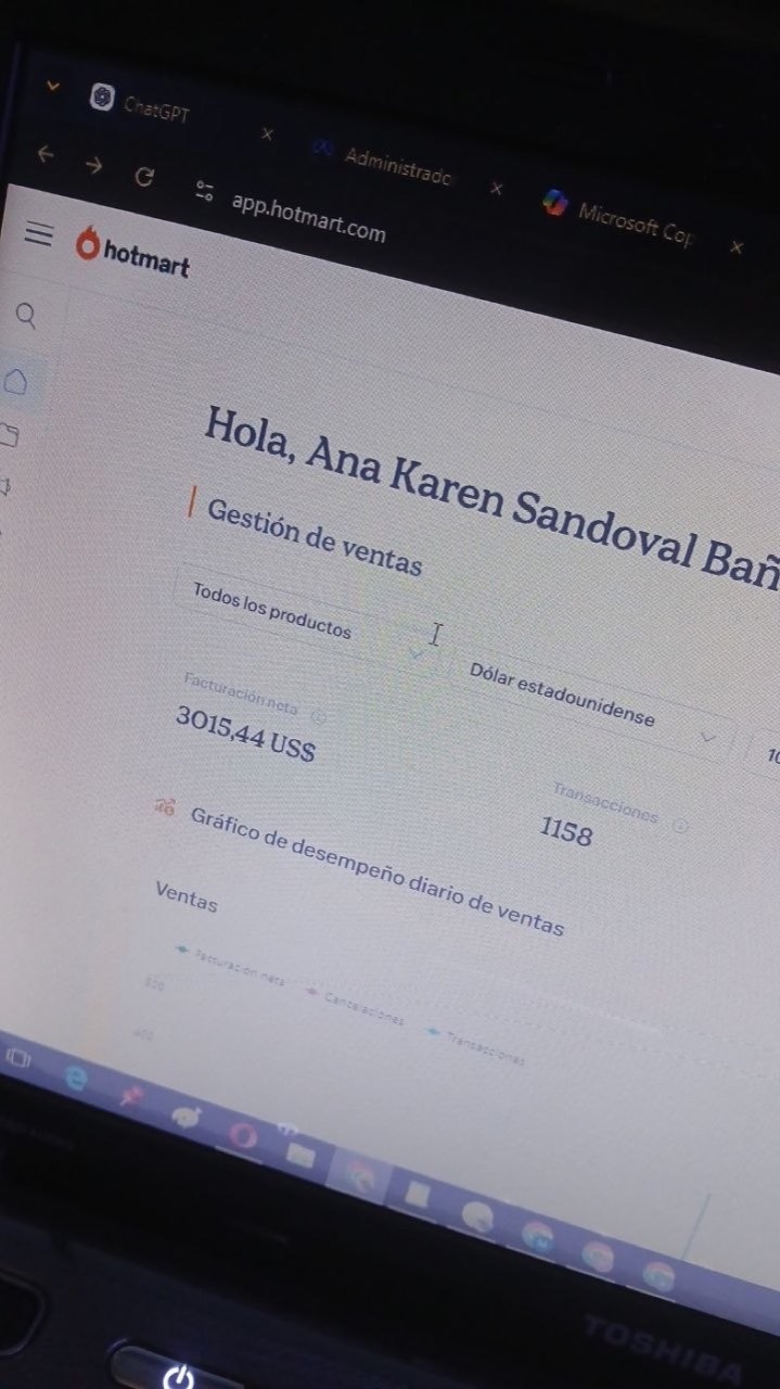 Panel de gestión de ventas de Hotmart abierto en el portátil de una franquiciada